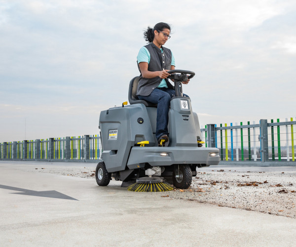 Reinigung von Parkplätzen mit Kehrmaschinen Reinigung von Parkplätzen mit Kehrmaschinen