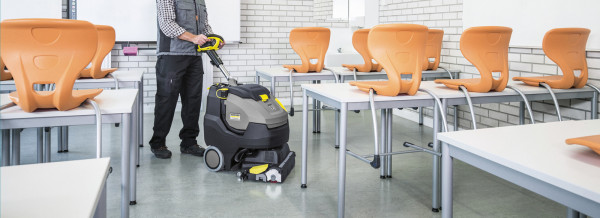Klassenzimmer mit Scheuersaugmaschine Klassenzimmer mit Scheuersaugmaschine